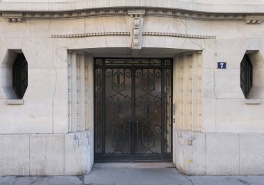 İlginç bir kapı tasarımı, güzel şekiller ve malzemelerle. Paris 'te çekilmiş..