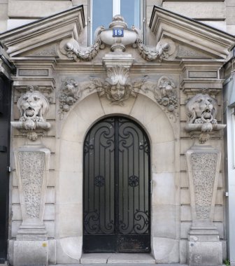 İlginç bir kapı tasarımı, güzel şekiller ve malzemelerle. Paris 'te çekilmiş..