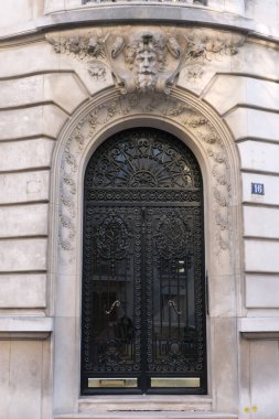 İlginç bir kapı tasarımı, güzel şekiller ve malzemelerle. Paris 'te çekilmiş..
