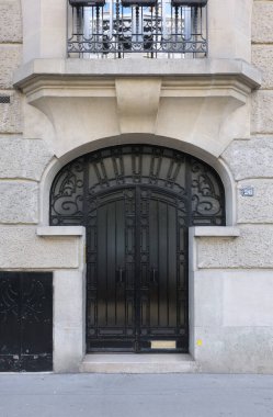 İlginç bir kapı tasarımı, güzel şekiller ve malzemelerle. Paris 'te çekilmiş..