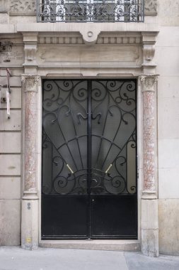 İlginç bir kapı tasarımı, güzel şekiller ve malzemelerle. Paris 'te çekilmiş..