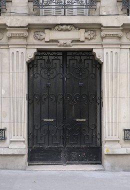 İlginç bir kapı tasarımı, güzel şekiller ve malzemelerle. Paris 'te çekilmiş..
