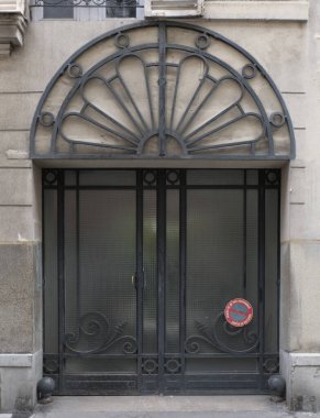 İlginç bir kapı tasarımı, güzel şekiller ve malzemelerle. Paris 'te çekilmiş..