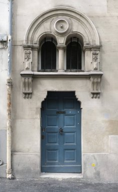 İlginç bir kapı tasarımı, güzel şekiller ve malzemelerle. Paris 'te çekilmiş..