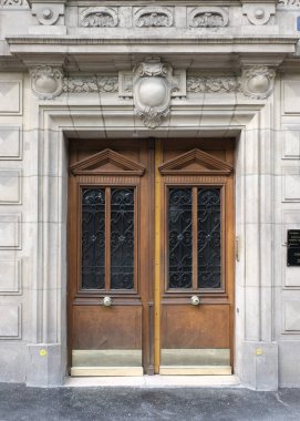 İlginç bir kapı tasarımı, güzel şekiller ve malzemelerle. Paris 'te çekilmiş..