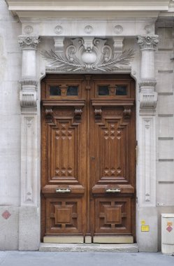 İlginç bir kapı tasarımı, güzel şekiller ve malzemelerle. Paris 'te çekilmiş..
