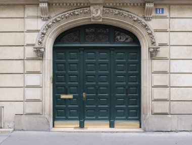İlginç bir kapı tasarımı, güzel şekiller ve malzemelerle. Paris 'te çekilmiş..
