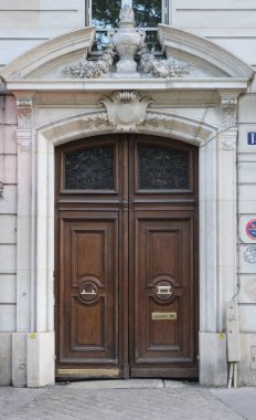 İlginç bir kapı tasarımı, güzel şekiller ve malzemelerle. Paris 'te çekilmiş..