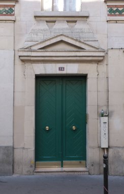 İlginç bir kapı tasarımı, güzel şekiller ve malzemelerle. Paris 'te çekilmiş..