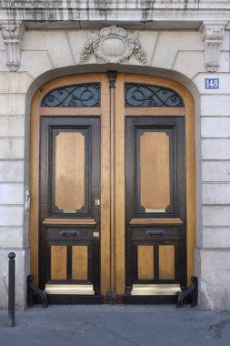 İlginç bir kapı tasarımı, güzel şekiller ve malzemelerle. Paris 'te çekilmiş..