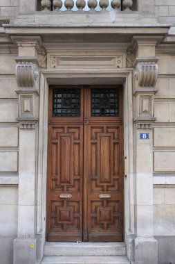 İlginç bir kapı tasarımı, güzel şekiller ve malzemelerle. Paris 'te çekilmiş..
