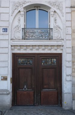 İlginç bir kapı tasarımı, güzel şekiller ve malzemelerle. Paris 'te çekilmiş..