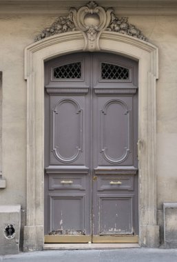İlginç bir kapı tasarımı, güzel şekiller ve malzemelerle. Paris 'te çekilmiş..