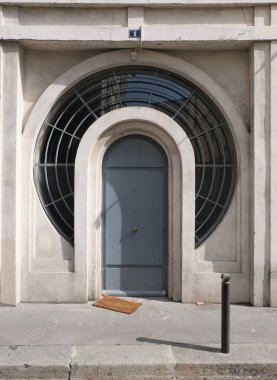 İlginç bir kapı tasarımı, güzel şekiller ve malzemelerle. Paris 'te çekilmiş..