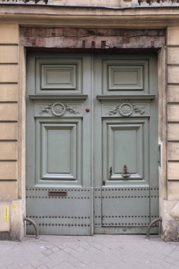 İlginç bir kapı tasarımı, güzel şekiller ve malzemelerle. Paris 'te çekilmiş..