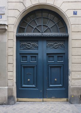 İlginç bir kapı tasarımı, güzel şekiller ve malzemelerle. Paris 'te çekilmiş..