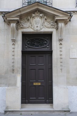 İlginç bir kapı tasarımı, güzel şekiller ve malzemelerle. Paris 'te çekilmiş..
