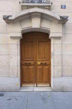 İlginç bir kapı tasarımı, güzel şekiller ve malzemelerle. Paris 'te çekilmiş..