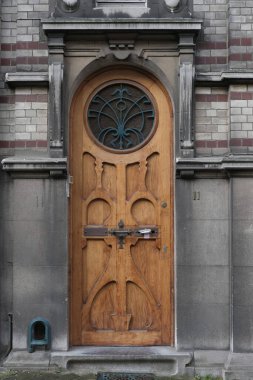 İlginç bir kapı tasarımı, güzel şekiller ve malzemelerle. Paris 'te çekilmiş..