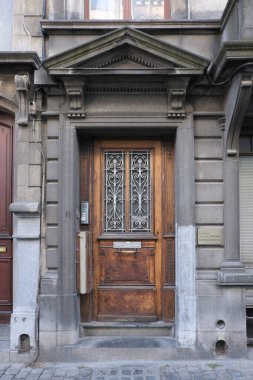 İlginç bir kapı tasarımı, güzel şekiller ve malzemelerle. Paris 'te çekilmiş..