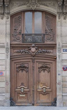 İlginç bir kapı tasarımı, güzel şekiller ve malzemelerle. Paris 'te çekilmiş..