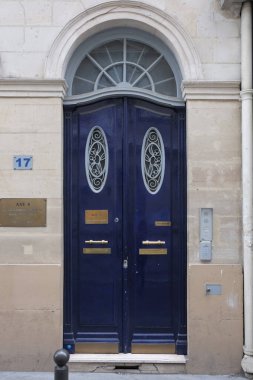 İlginç bir kapı tasarımı, güzel şekiller ve malzemelerle. Paris 'te çekilmiş..