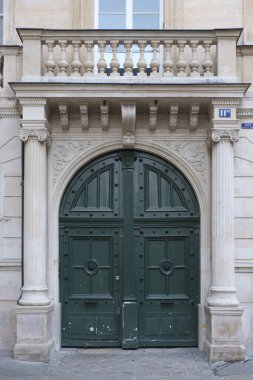 İlginç bir kapı tasarımı, güzel şekiller ve malzemelerle. Paris 'te çekilmiş..