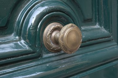 İlginç bir kapı tasarımı, güzel şekiller ve malzemelerle. Paris 'te çekilmiş..