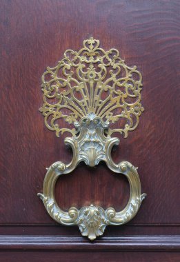 İlginç bir kapı tasarımı, güzel şekiller ve malzemelerle. Paris 'te çekilmiş..