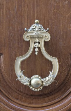 İlginç bir kapı tasarımı, güzel şekiller ve malzemelerle. Paris 'te çekilmiş..