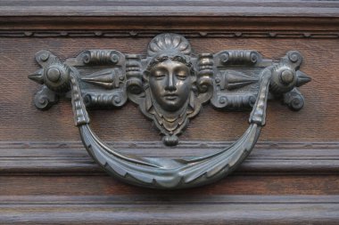 İlginç bir kapı tasarımı, güzel şekiller ve malzemelerle. Paris 'te çekilmiş..