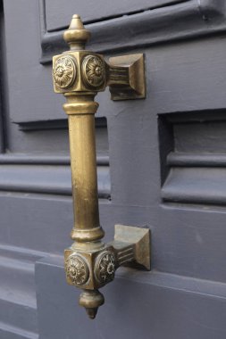 İlginç bir kapı tasarımı, güzel şekiller ve malzemelerle. Paris 'te çekilmiş..