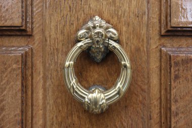 İlginç bir kapı tasarımı, güzel şekiller ve malzemelerle. Paris 'te çekilmiş..