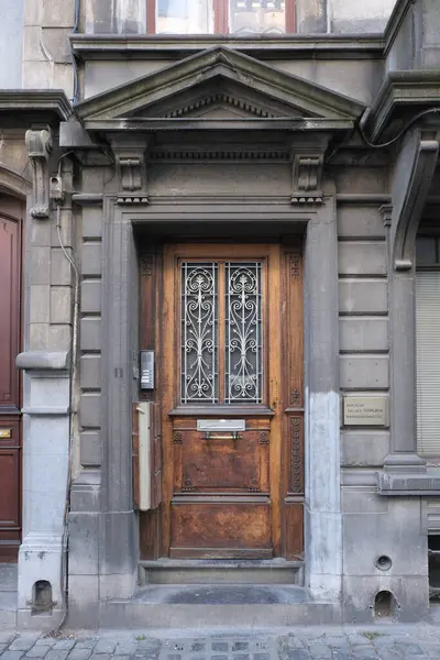 İlginç bir kapı tasarımı, güzel şekiller ve malzemelerle. Paris 'te çekilmiş..