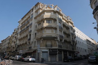 Art Deco bina cepheleri, geometrik dekorasyonlar, süsler ve daha fazlası. 20. yüzyılın başından itibaren mimarlık. Paris, Nice ve Brüksel 'de çekildi. Fransa ve Belçika.