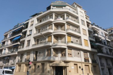 Art Deco bina cepheleri, geometrik dekorasyonlar, süsler ve daha fazlası. 20. yüzyılın başından itibaren mimarlık. Paris, Nice ve Brüksel 'de çekildi. Fransa ve Belçika.
