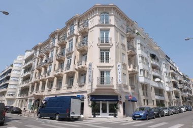 Art Deco bina cepheleri, geometrik dekorasyonlar, süsler ve daha fazlası. 20. yüzyılın başından itibaren mimarlık. Paris, Nice ve Brüksel 'de çekildi. Fransa ve Belçika.