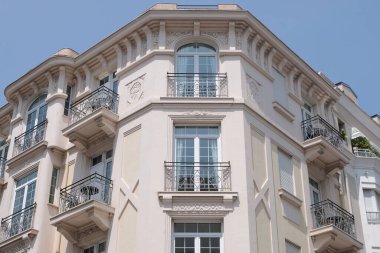 Art Deco bina cepheleri, geometrik dekorasyonlar, süsler ve daha fazlası. 20. yüzyılın başından itibaren mimarlık. Paris, Nice ve Brüksel 'de çekildi. Fransa ve Belçika.