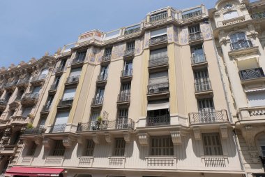 Art Deco bina cepheleri, geometrik dekorasyonlar, süsler ve daha fazlası. 20. yüzyılın başından itibaren mimarlık. Paris, Nice ve Brüksel 'de çekildi. Fransa ve Belçika.