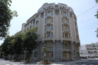 Art Deco bina cepheleri, geometrik dekorasyonlar, süsler ve daha fazlası. 20. yüzyılın başından itibaren mimarlık. Paris, Nice ve Brüksel 'de çekildi. Fransa ve Belçika.