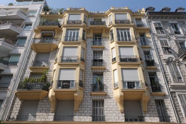 Art Deco bina cepheleri, geometrik dekorasyonlar, süsler ve daha fazlası. 20. yüzyılın başından itibaren mimarlık. Paris, Nice ve Brüksel 'de çekildi. Fransa ve Belçika.