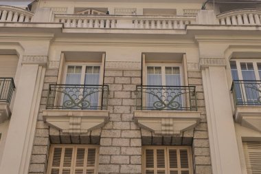 Art Deco bina cepheleri, geometrik dekorasyonlar, süsler ve daha fazlası. 20. yüzyılın başından itibaren mimarlık. Paris, Nice ve Brüksel 'de çekildi. Fransa ve Belçika.