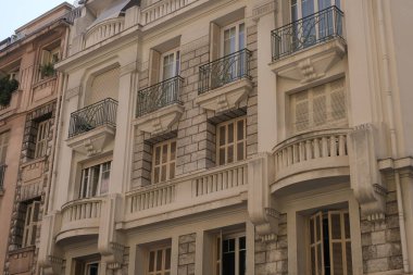 Art Deco bina cepheleri, geometrik dekorasyonlar, süsler ve daha fazlası. 20. yüzyılın başından itibaren mimarlık. Paris, Nice ve Brüksel 'de çekildi. Fransa ve Belçika.