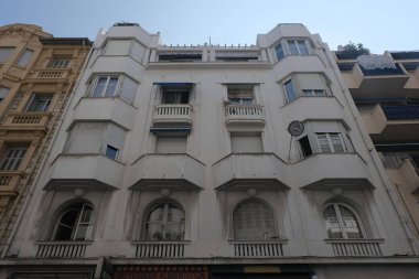 Art Deco bina cepheleri, geometrik dekorasyonlar, süsler ve daha fazlası. 20. yüzyılın başından itibaren mimarlık. Paris, Nice ve Brüksel 'de çekildi. Fransa ve Belçika.