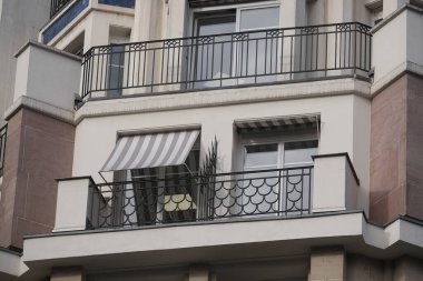 Art Deco bina cepheleri, geometrik dekorasyonlar, süsler ve daha fazlası. 20. yüzyılın başından itibaren mimarlık. Paris, Nice ve Brüksel 'de çekildi. Fransa ve Belçika.