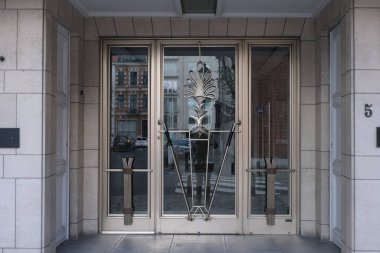 Art Deco bina cepheleri, geometrik dekorasyonlar, süsler ve daha fazlası. 20. yüzyılın başından itibaren mimarlık. Paris, Nice ve Brüksel 'de çekildi. Fransa ve Belçika.