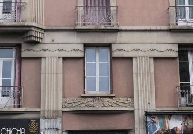 Art Deco bina cepheleri, geometrik dekorasyonlar, süsler ve daha fazlası. 20. yüzyılın başından itibaren mimarlık. Paris, Nice ve Brüksel 'de çekildi. Fransa ve Belçika.