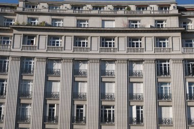 Art Deco bina cepheleri, geometrik dekorasyonlar, süsler ve daha fazlası. 20. yüzyılın başından itibaren mimarlık. Paris, Nice ve Brüksel 'de çekildi. Fransa ve Belçika.