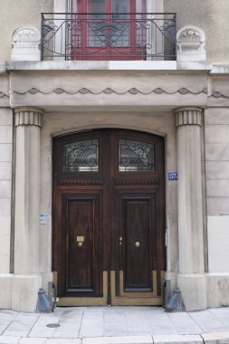 Art Deco bina cepheleri, geometrik dekorasyonlar, süsler ve daha fazlası. 20. yüzyılın başından itibaren mimarlık. Paris, Nice ve Brüksel 'de çekildi. Fransa ve Belçika.