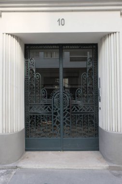 Art Deco bina cepheleri, geometrik dekorasyonlar, süsler ve daha fazlası. 20. yüzyılın başından itibaren mimarlık. Paris, Nice ve Brüksel 'de çekildi. Fransa ve Belçika.